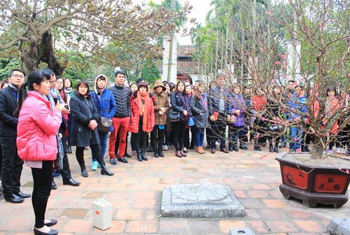 Thuyết minh viên giới thiệu với du khách về chùa Phổ Minh (Nam Định)